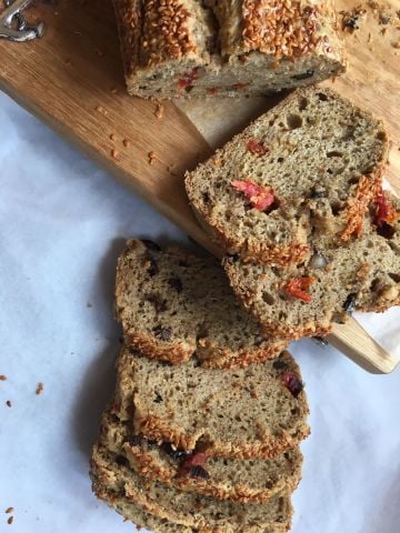 Glutensiz Kuru Domatesli Kekikli Zeytinli Çörek