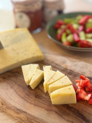 Fesleğenli Kaşar Peyniri (Şirden Mayalı)