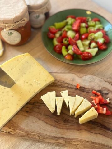 Fesleğenli Kaşar Peyniri (Şirden Mayalı)