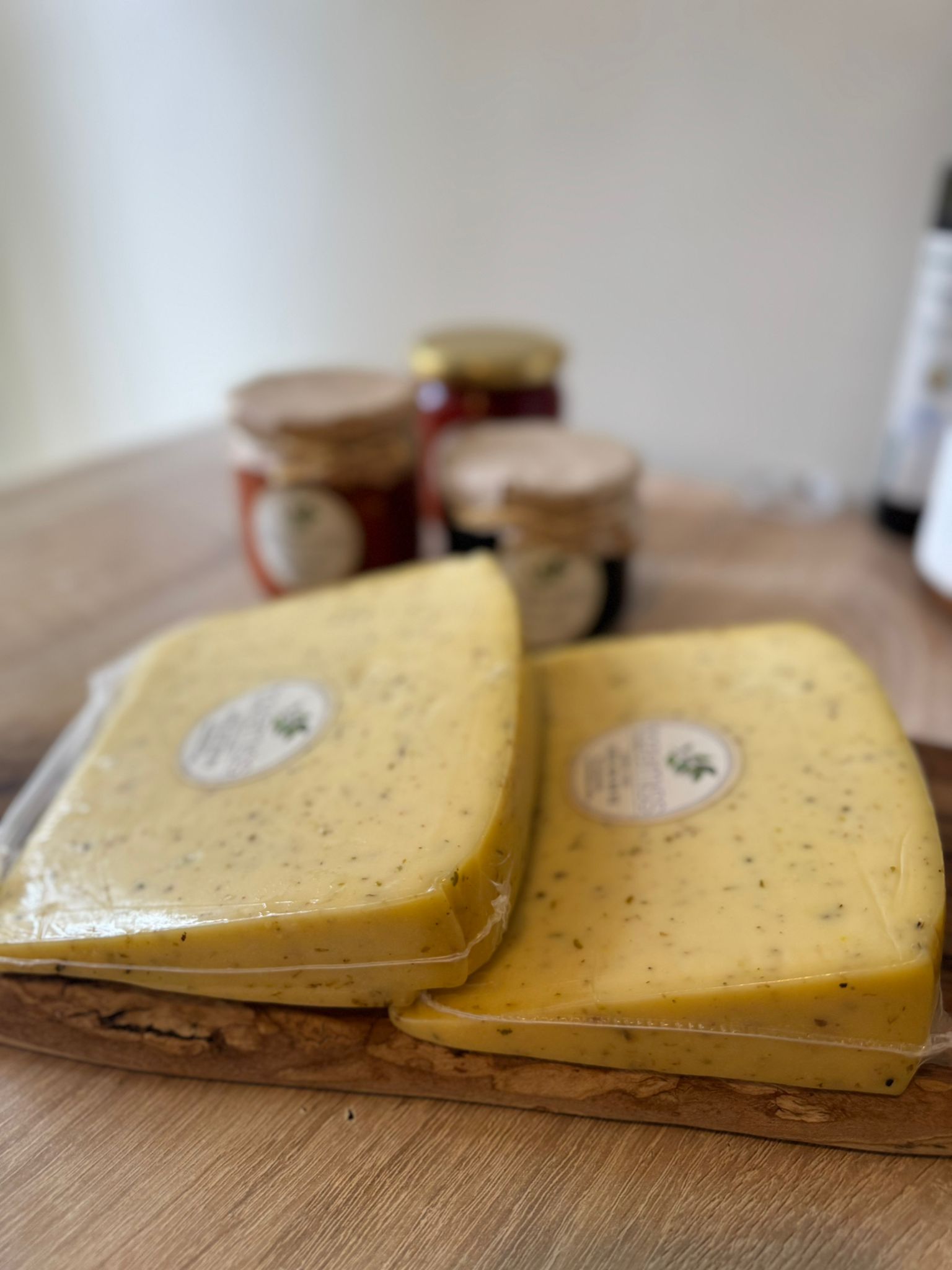 Fesleğenli Kaşar Peyniri (Şirden Mayalı)